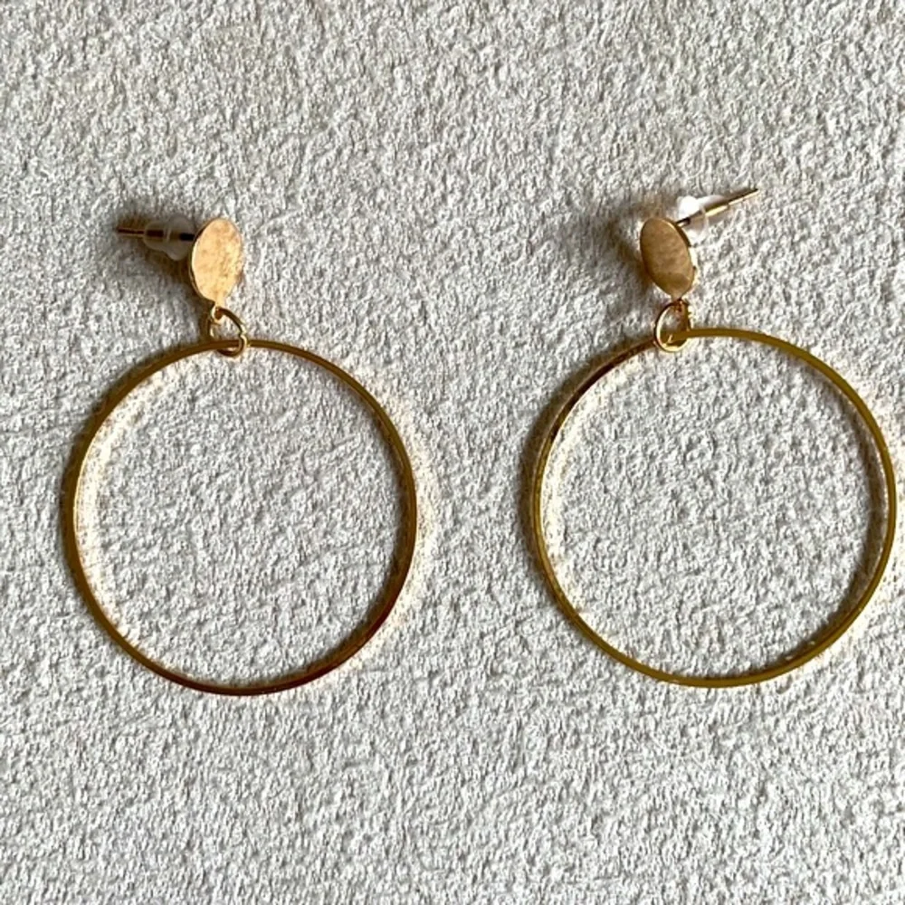 Gold flat hoop + circle earrings